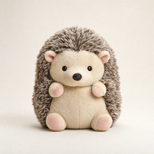 Peluche hérisson beige et marron assise, vue de face sur fond crème
