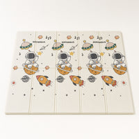 Tapis de jeu bébé pliable et réversible astronaute et planètes, vu en entier sur fond clair