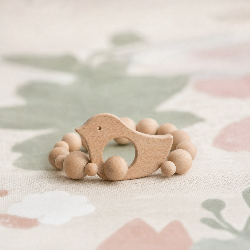 Anneau de dentition en bois posé sur un tapis de jeu bébé