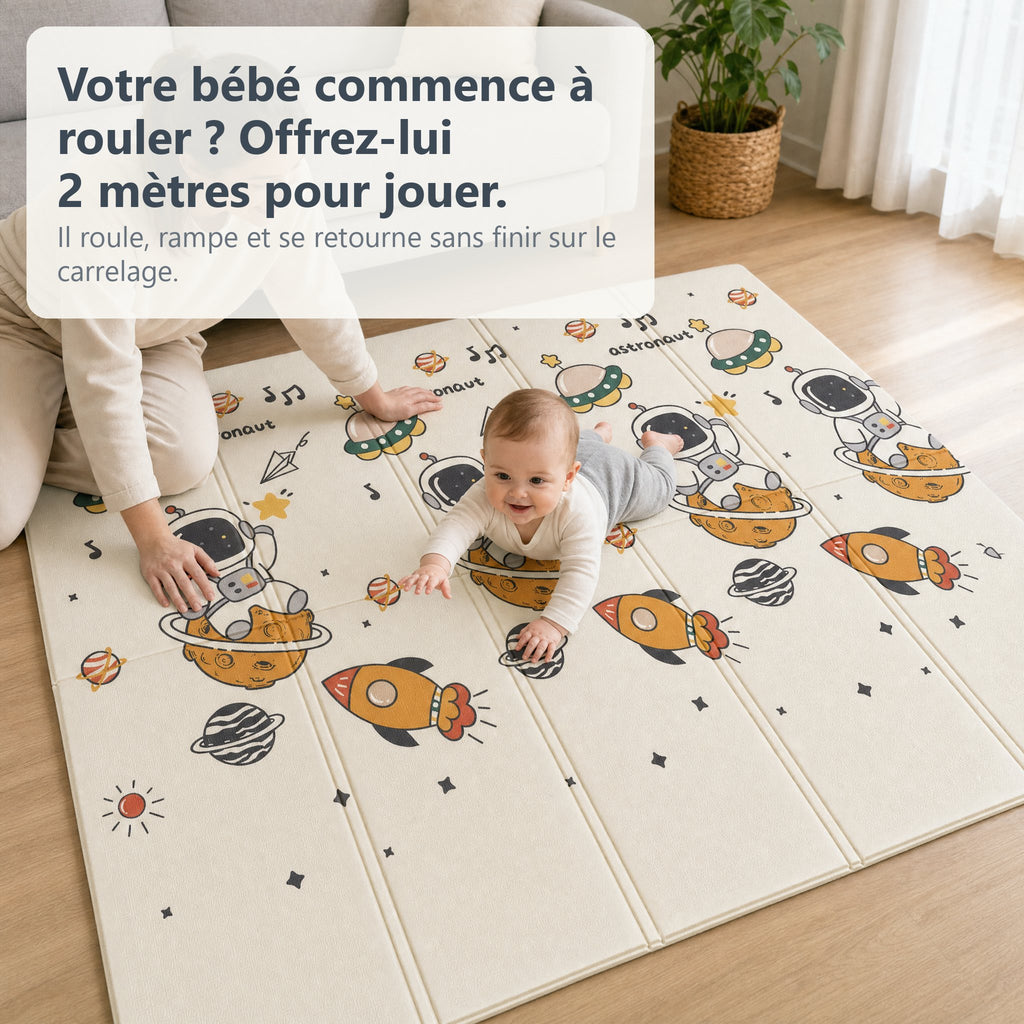 Bébé qui rampe sur le tapis de jeu astronaute et planètes dans un salon, sa mère agenouillée à côté