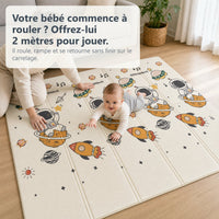 Bébé qui rampe sur le tapis de jeu astronaute et planètes dans un salon, sa mère agenouillée à côté
