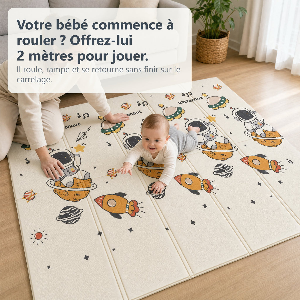 Bébé qui rampe sur le tapis de jeu astronaute et planètes dans un salon, sa mère agenouillée à côté