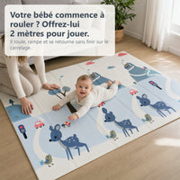 Bébé qui rampe sur le tapis de jeu biche et Good morning dans un salon, sa mère agenouillée à côté