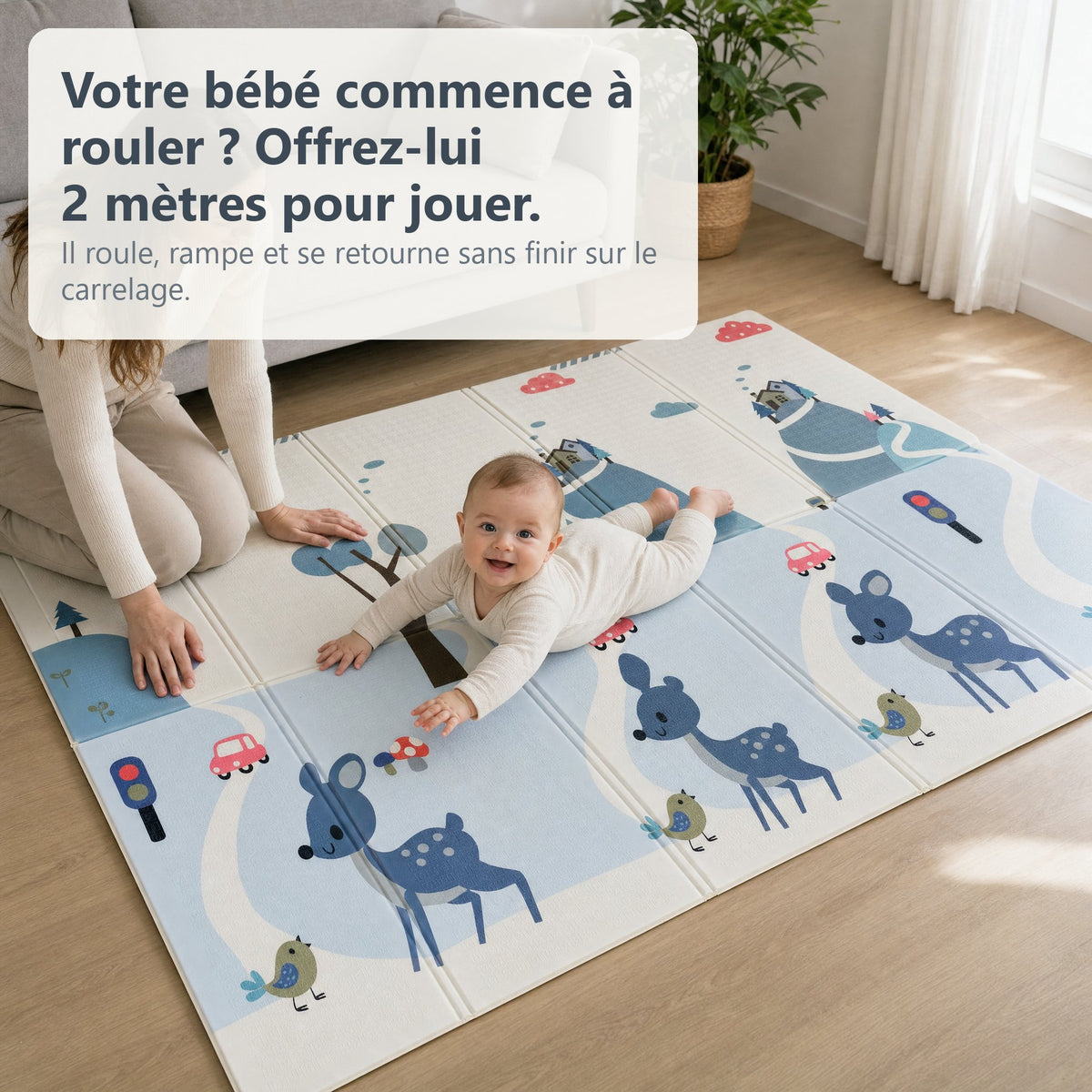 Bébé qui rampe sur le tapis de jeu biche et Good morning dans un salon, sa mère agenouillée à côté