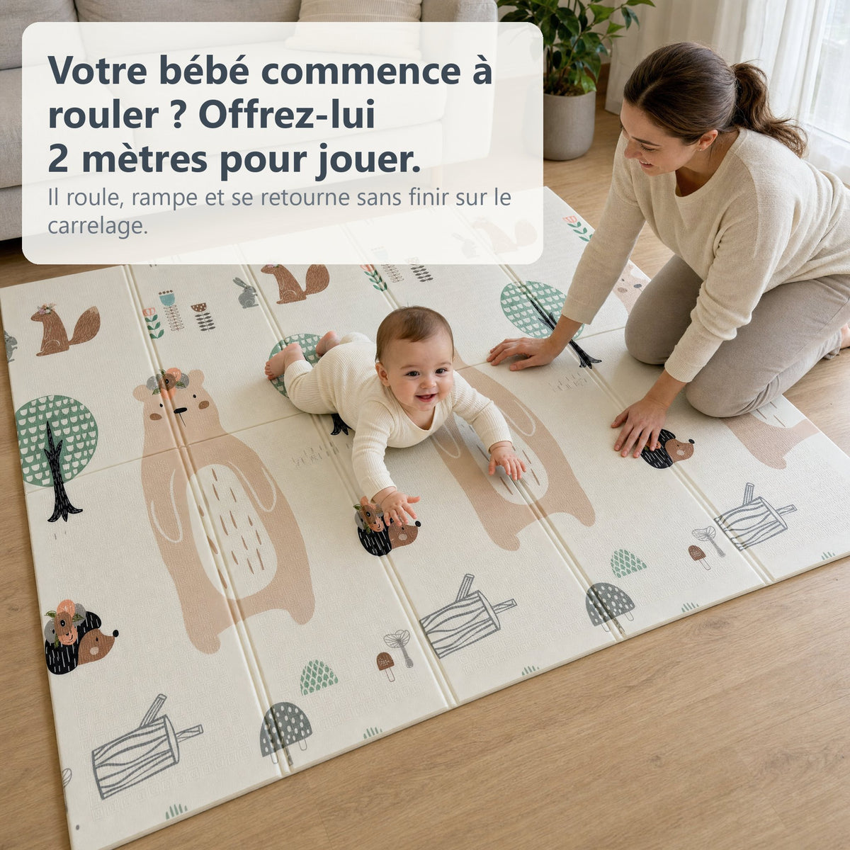 Bébé qui rampe sur le tapis de jeu forêt et lion