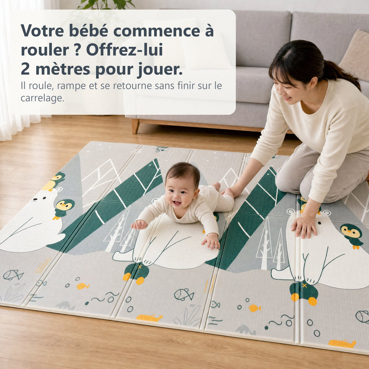 Bébé qui rampe sur le tapis de jeu ours polaires et alphabet