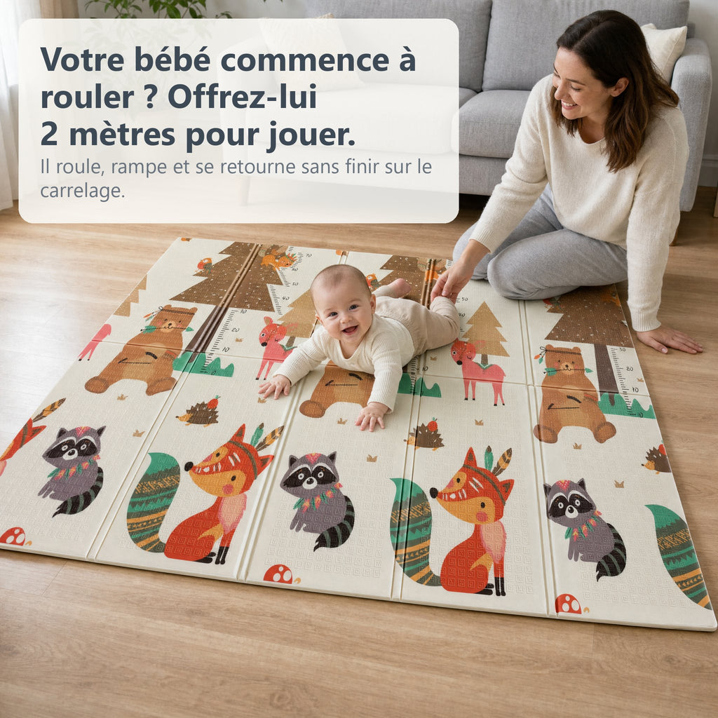 Bébé qui rampe sur le tapis de jeu renard et biches dans un salon, sa mère agenouillée à côté