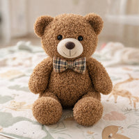 Ours en peluche posé sur un tapis de jeu bébé