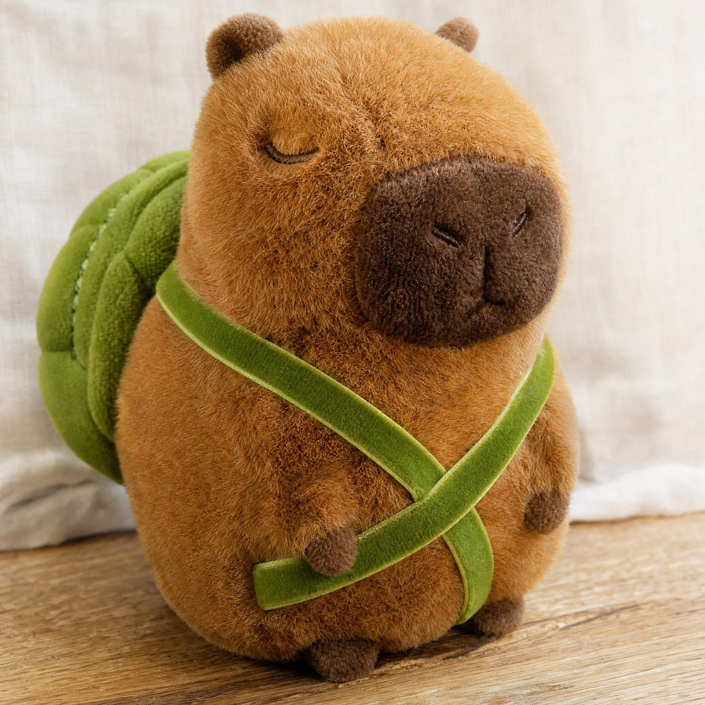 Gros plan sur le pelage doux et le sac tortue de la peluche capybara