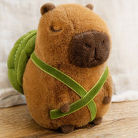 Gros plan sur le pelage doux et le sac tortue de la peluche capybara