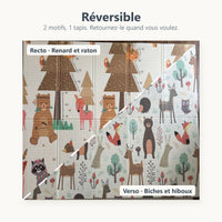 Tapis de jeu réversible renard et biches vu du dessus, coupé en diagonale entre le recto et le verso