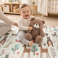 Bébé qui rigole avec son ours en peluche sur le tapis d'éveil ECLOA Renard & Biches