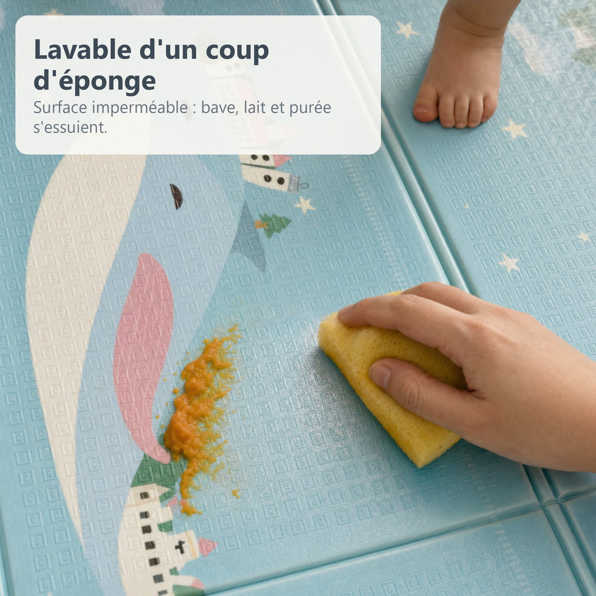 Une main essuie de la purée d'un coup d'éponge sur le tapis de jeu imperméable baleine et football