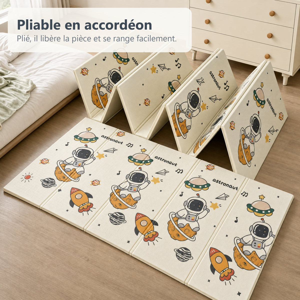 Tapis de jeu astronaute et planètes à moitié replié en accordéon dans une chambre