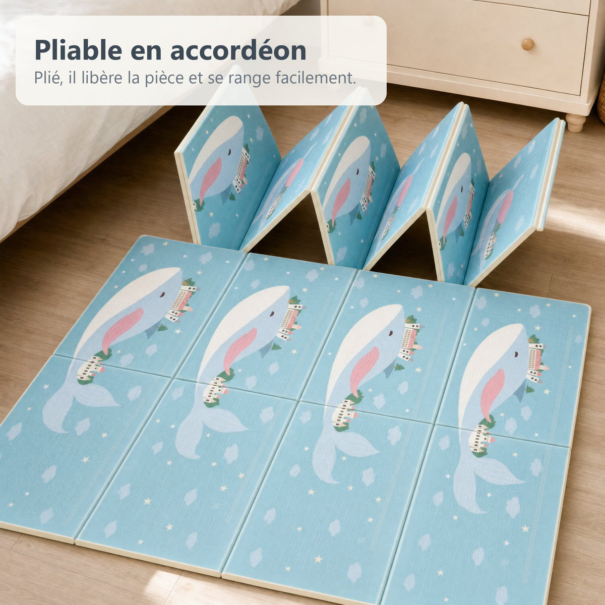 Tapis de jeu baleine et football à moitié replié en accordéon dans une chambre