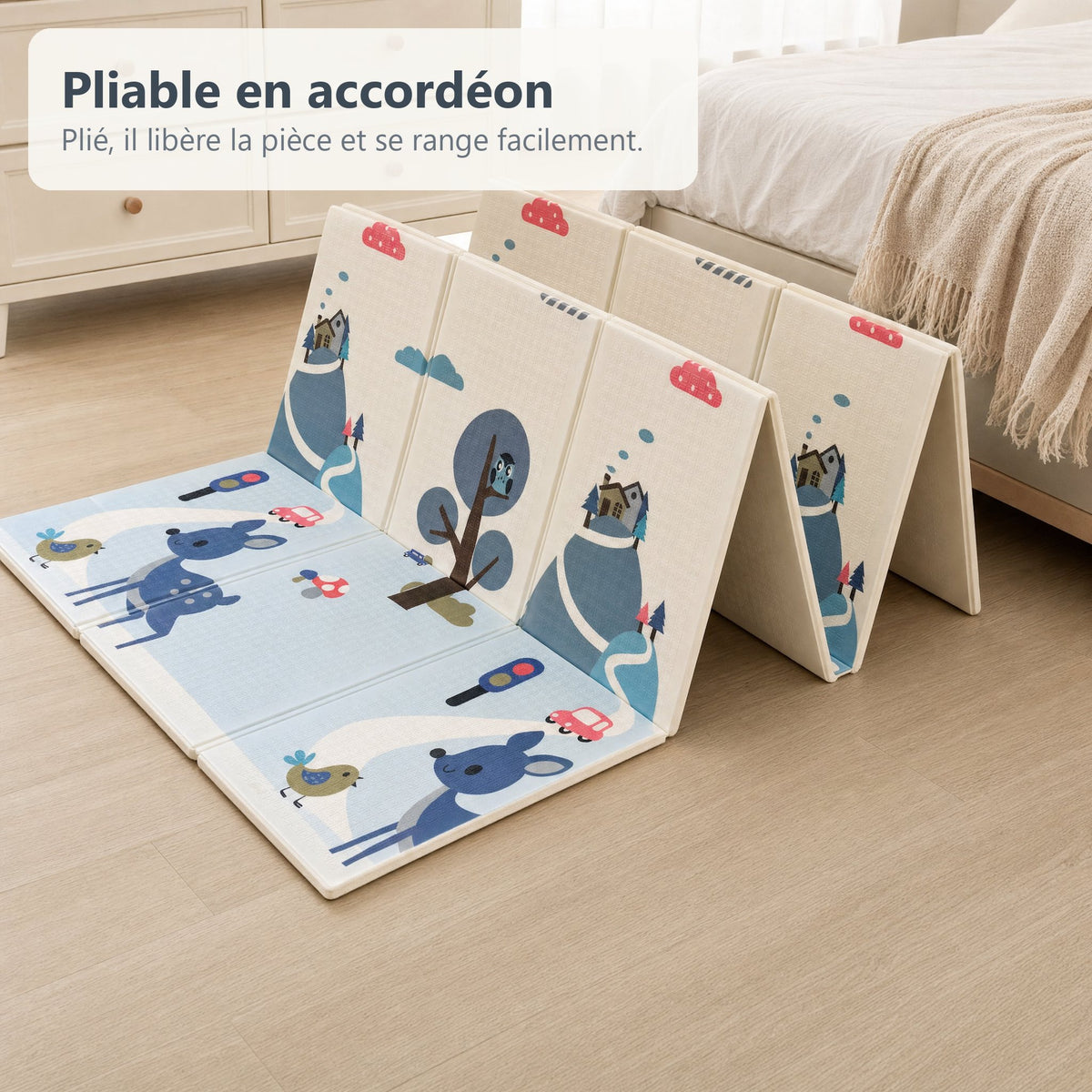Tapis de jeu biche et Good morning à moitié replié en accordéon dans une chambre