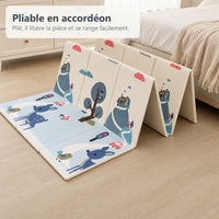 Tapis de jeu biche et Good morning à moitié replié en accordéon dans une chambre