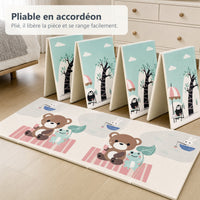 Tapis de jeu pique-nique et petit train à moitié replié en accordéon dans une chambre