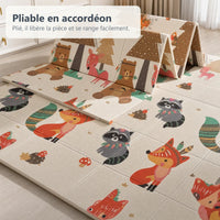 Tapis de jeu renard et biches à moitié replié en accordéon dans une chambre