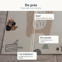 Gros plan sur le relief de lettres et de chiffres et les plis du tapis de jeu forêt et lion