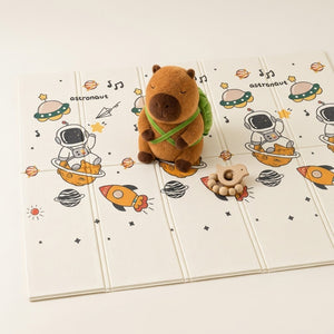Pack tapis de jeu bébé réversible ECLOA motif astronaute avec une peluche capybara sac à dos tortue et un anneau de dentition en bois