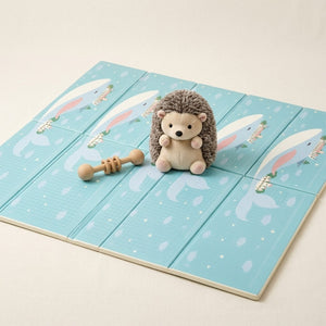 Pack tapis de jeu bébé réversible ECLOA motif baleine avec une peluche hérisson et un hochet en bois