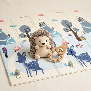 Pack tapis de jeu bébé réversible ECLOA motif biche avec une peluche hérisson et un anneau de dentition en bois