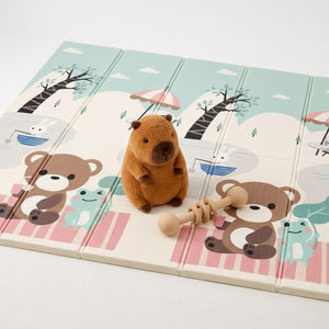 Pack tapis de jeu bébé réversible ECLOA motif pique-nique avec une peluche capybara et un hochet en bois