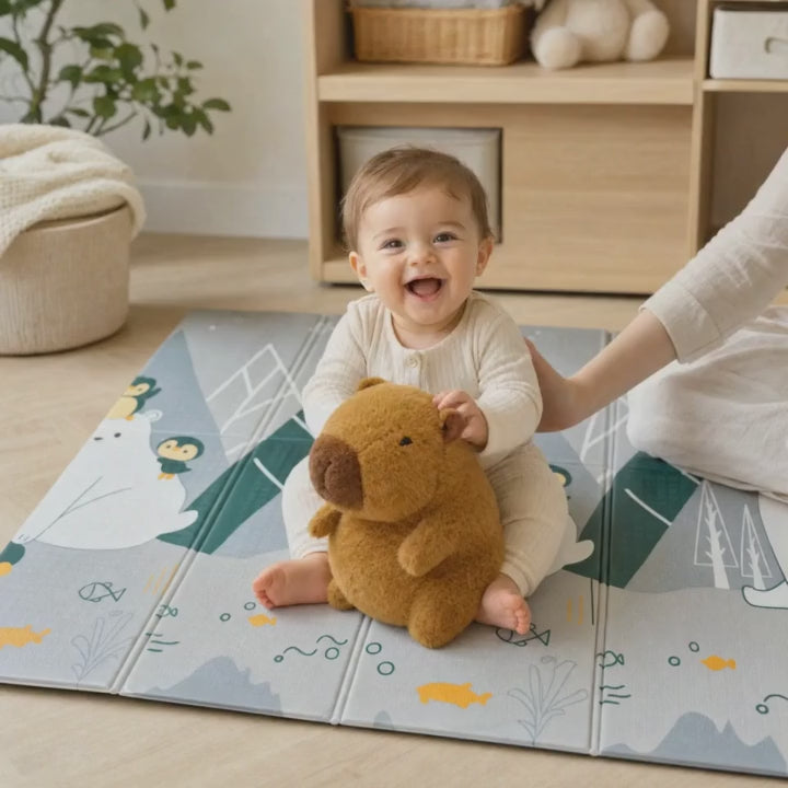 Bébé qui joue avec la peluche capybara sur un tapis de jeu ECLOA ours polaires