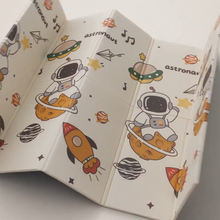 Tapis de jeu bébé réversible astronaute : il se déplie, lettres en relief, purée essuyée d'un coup d'éponge
