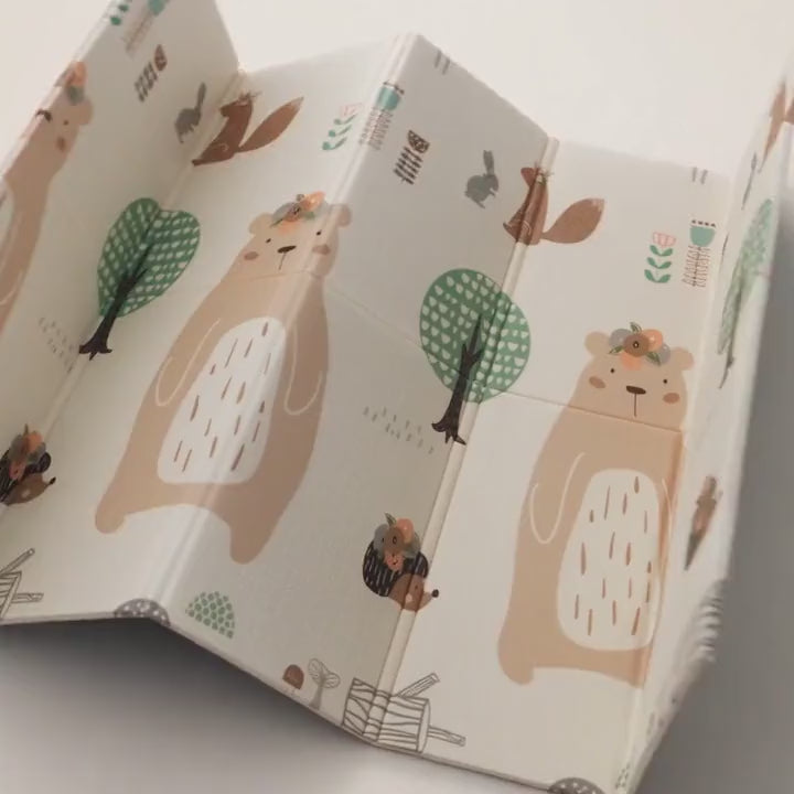 Tapis de jeu bébé réversible forêt et lion : il se déplie, lettres en relief, purée essuyée d'un coup d'éponge