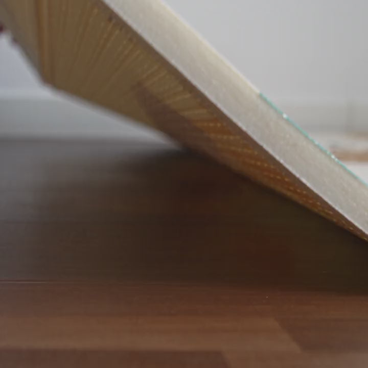 Anneau de dentition oiseau en bois qui tombe sur un tapis de jeu bébé ECLOA